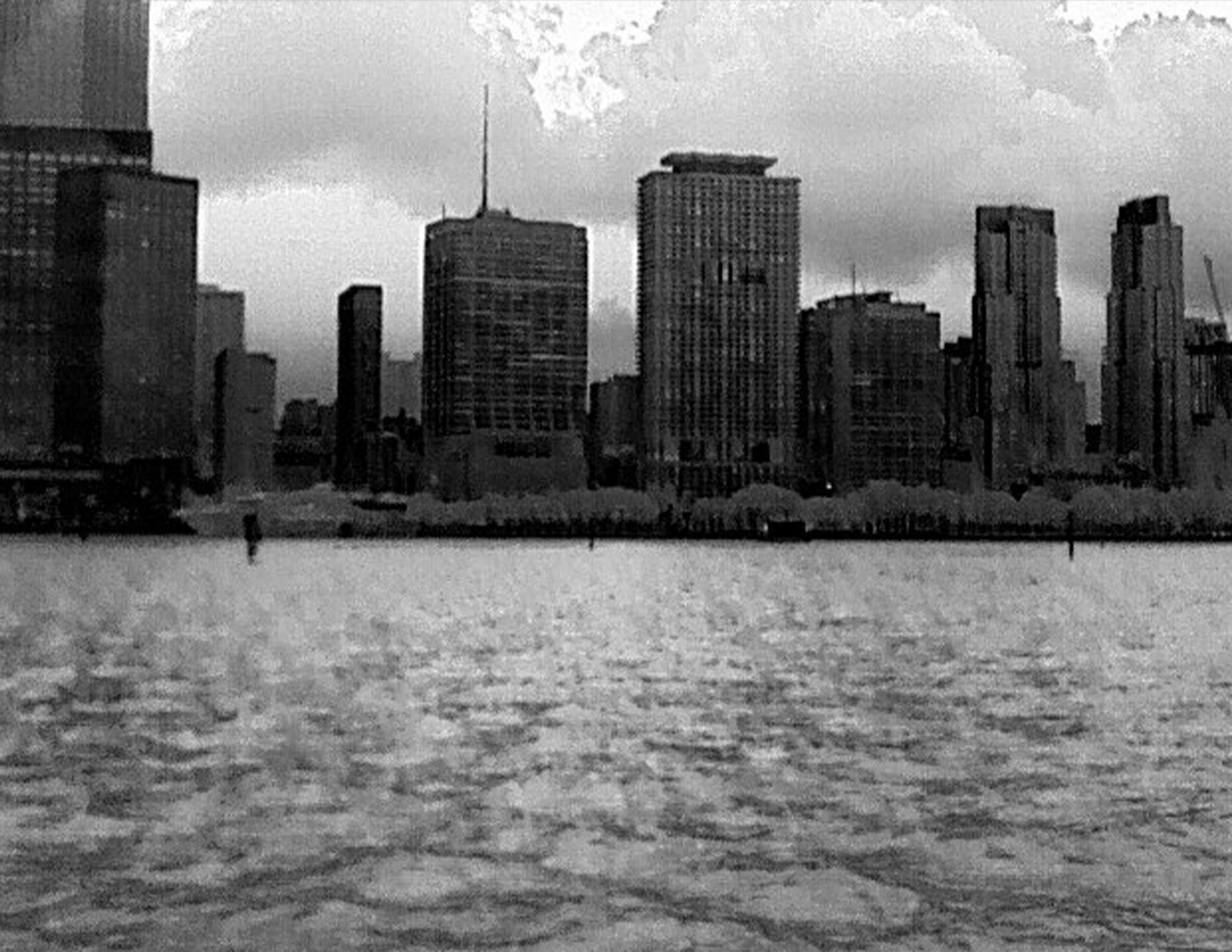 FLIR Ocean Scout Pro Wärmebildkamera zeigt Personen und Hindernisse im Black-Hot-Modus mit dunkler Darstellung warmer Objekte