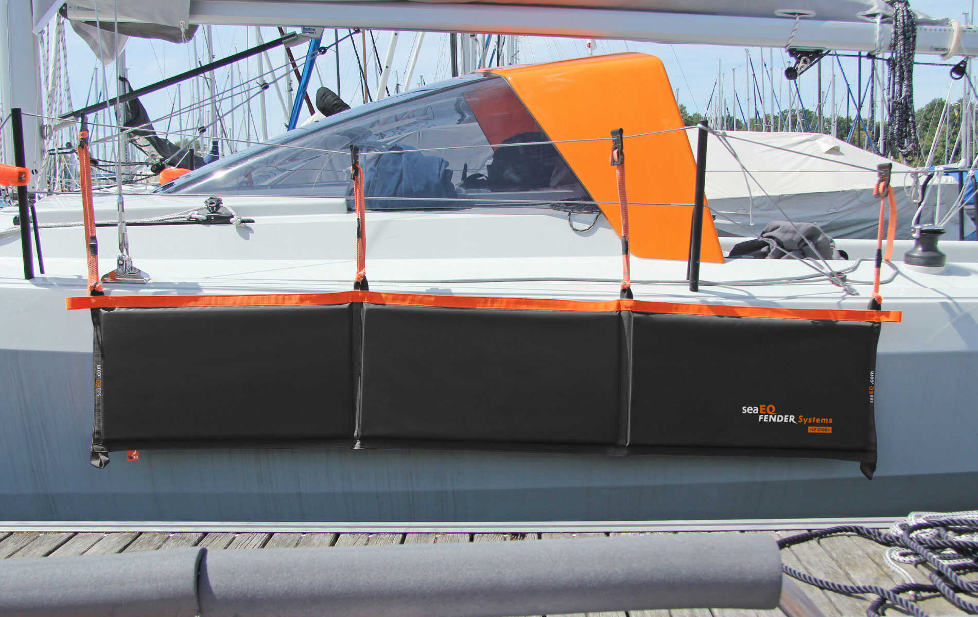 Langfender LF 2100 schwarz schützt den Bootsrumpf beim seitlichen Anlegen
