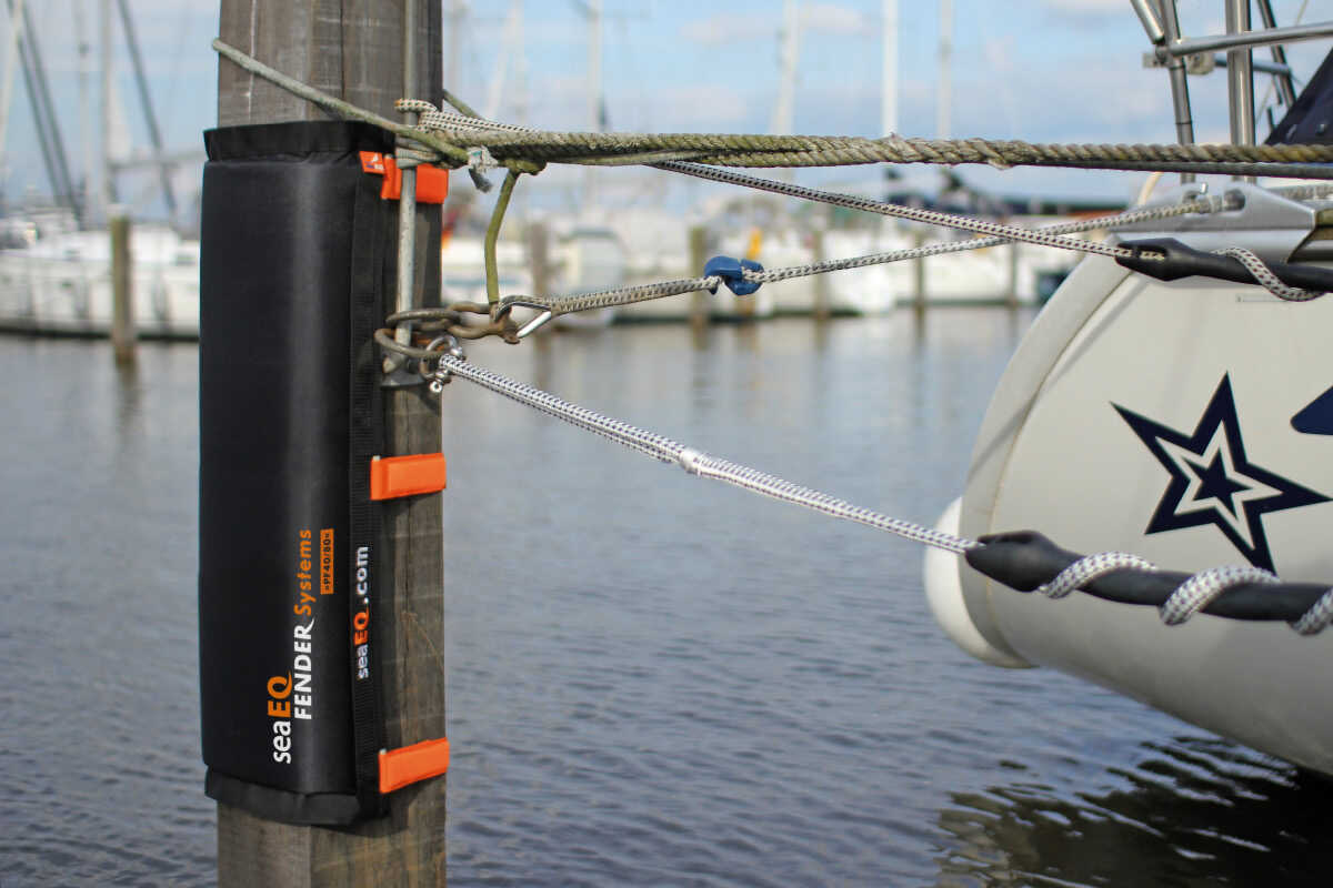 Boot legt am Dalben an, geschützt durch seaEQ Pfahlfender PF 40/80 mit Gleitfunktion für kontrolliertes Manövrieren - schwarz