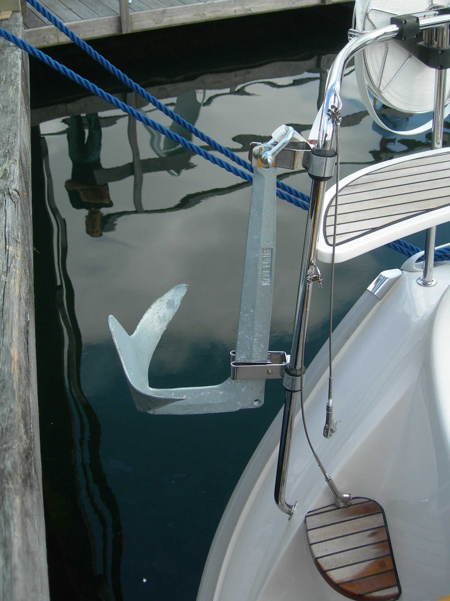 NOA Ankerhalter aus seewasserbeständigem Aluminium zur Heckkorb-Montage, geeignet für Bruce- und M-Anker bis 15 kg.