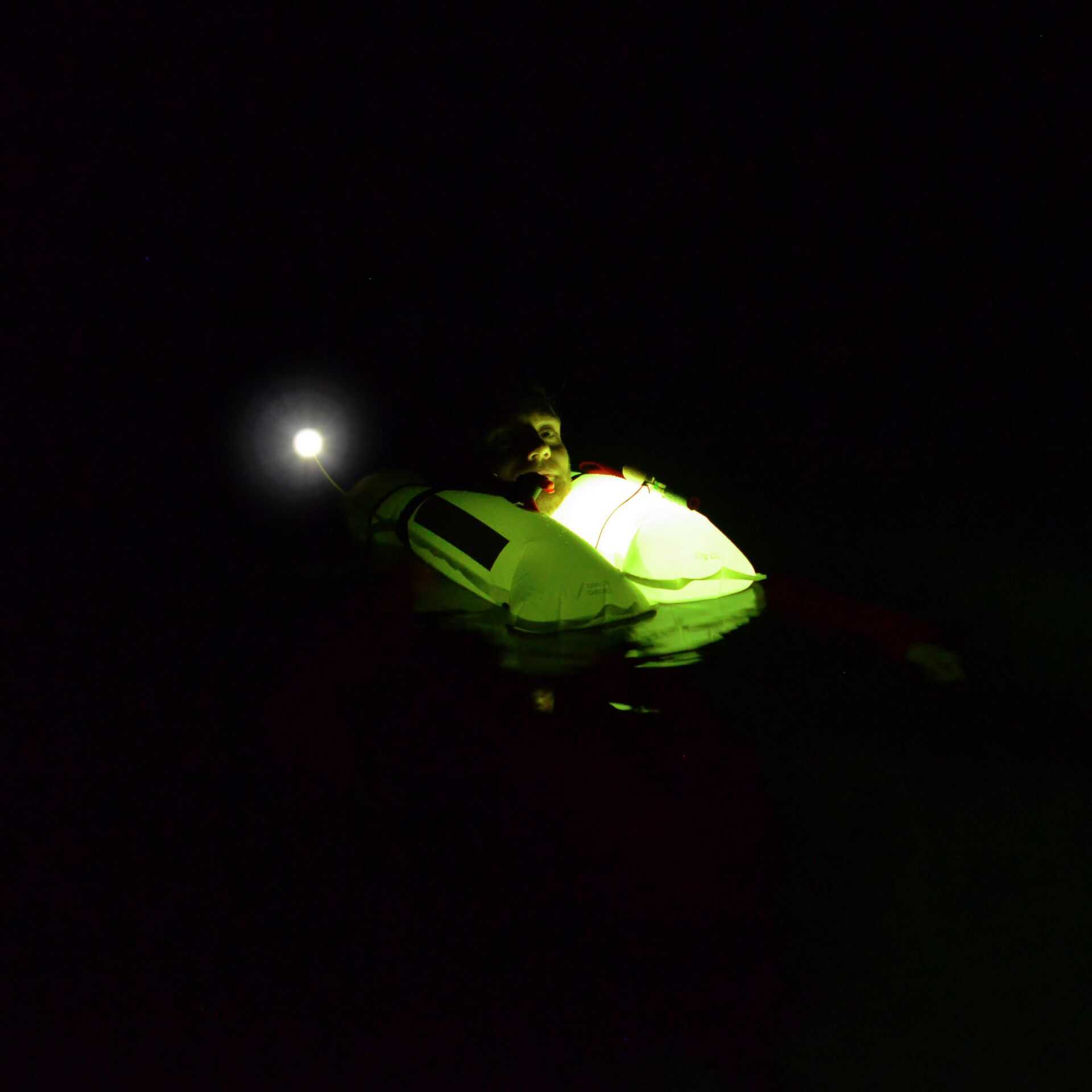Spinlock Lume-On LED-Blinkleuchte für Auftriebsblase, 2 Stück, Wasserdicht, Deckvest 5D