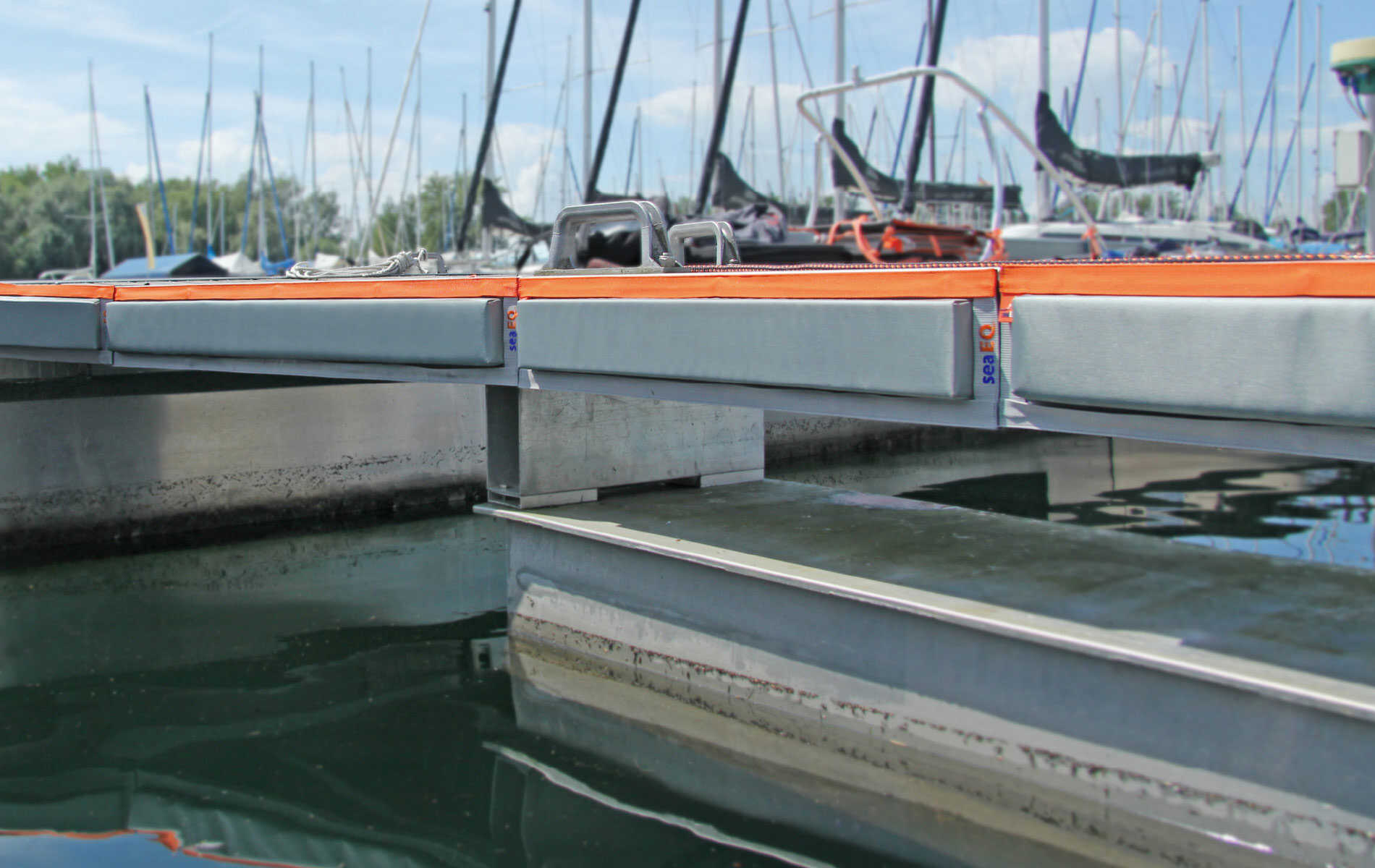 Grauer Stegfender DF 80/10 fest am Holzsteg installiert