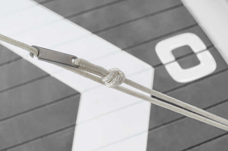 Aufblasbare Airwalk Gangway 240 cm sicher auf einem Boot befestigt