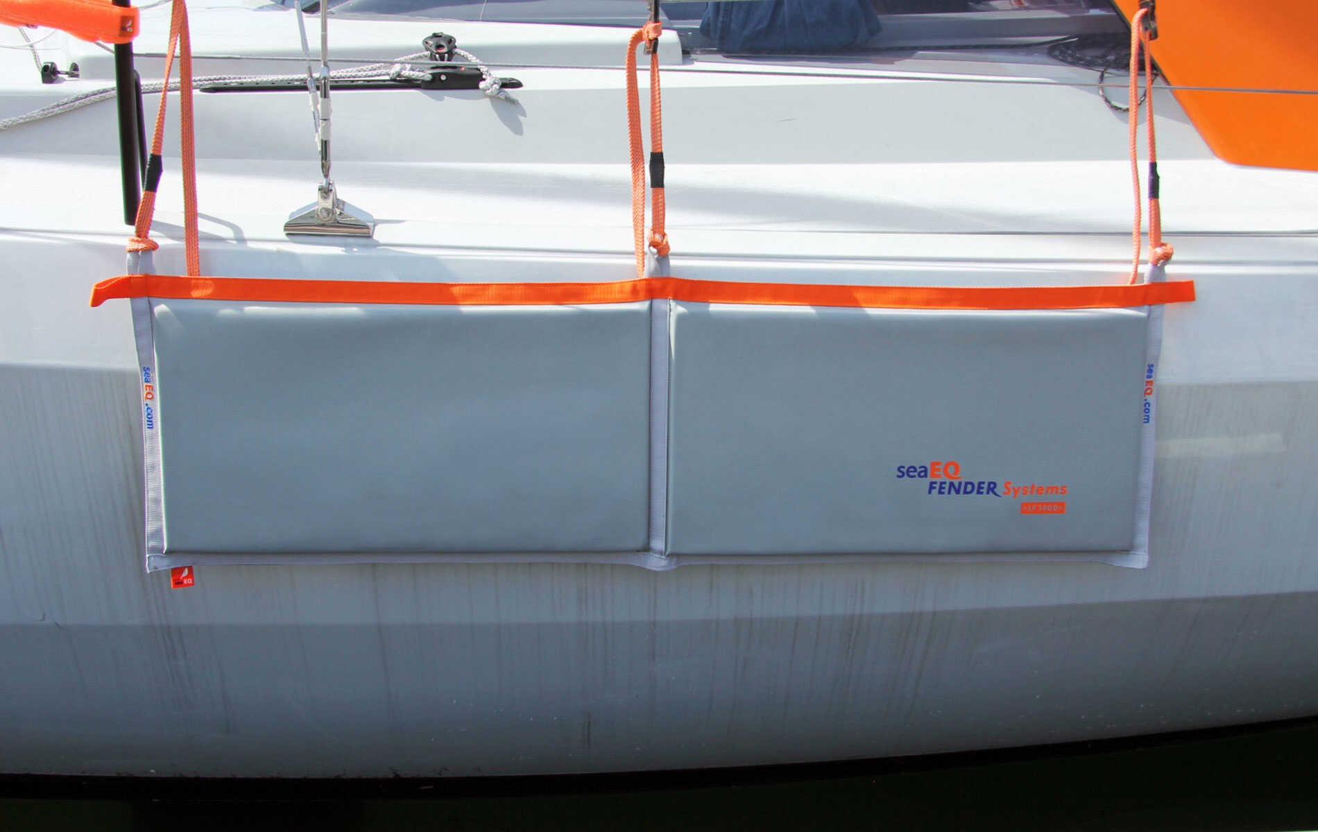 Kompakter Langfender LF 1400 liegt stabil an der Bordwand, grau