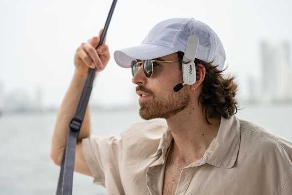 SENA Marine NAUTITALK CREW Kommunikations-Headset befestigt an Cap