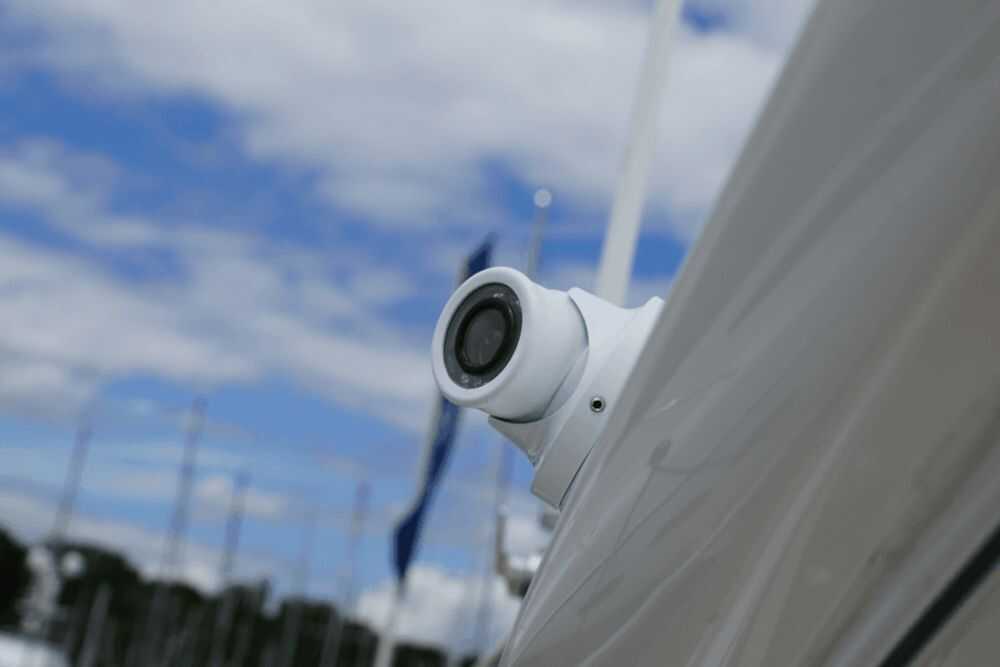 detailansicht-der-simrad-iris035-kamera-ideal-fuer-die-marineueberwachung-bei-tag-und-nacht