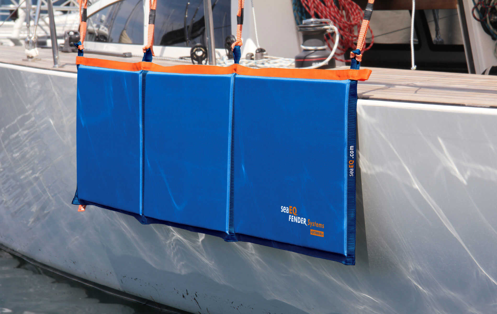 lachfender LF 2100 XL an Yacht mit hohem Freibord befestigt, blau