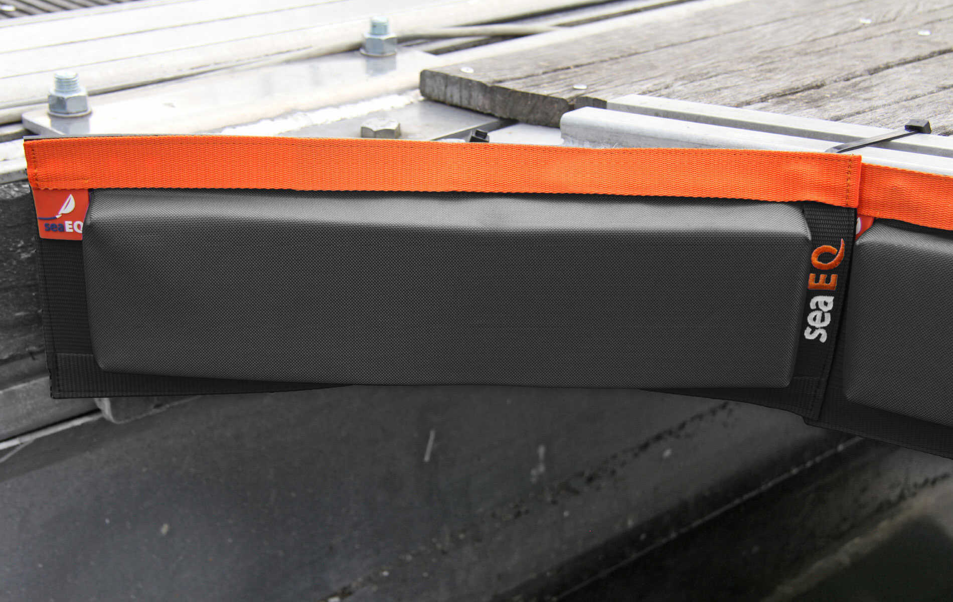 Schwarzer seaEQ Stegfender DF 40/10 schützt Bootsrumpf beim Anlegen an Steg
