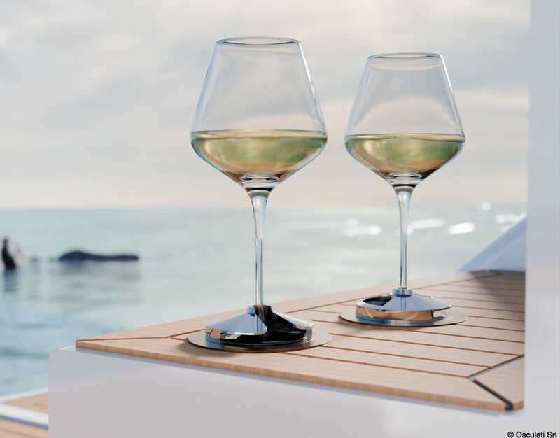 SeaSip Weinglashalter auf einem Boot, mehrere Weingläser sicher aufgestellt